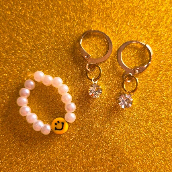 Diamanten oorbellen + smiley parel ring