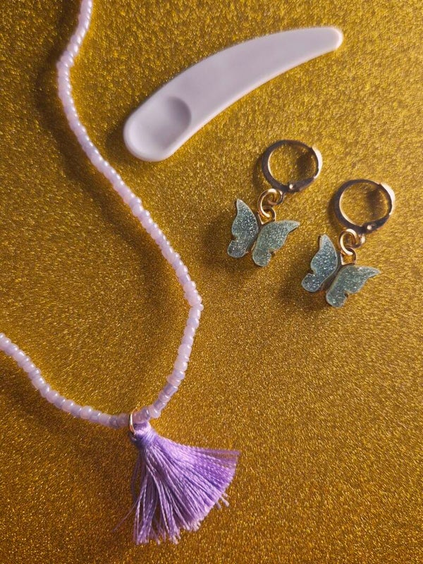 Better in purple ketting + cosmetische spatel + gouden vlinder oorbellen