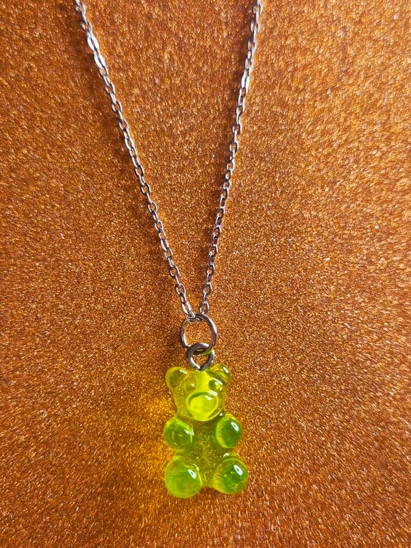 Zilveren ketting met een groene gummybear bedel