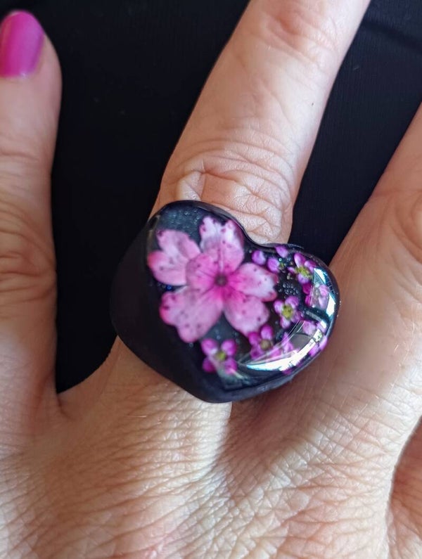 Anillo de resina con flores naturales