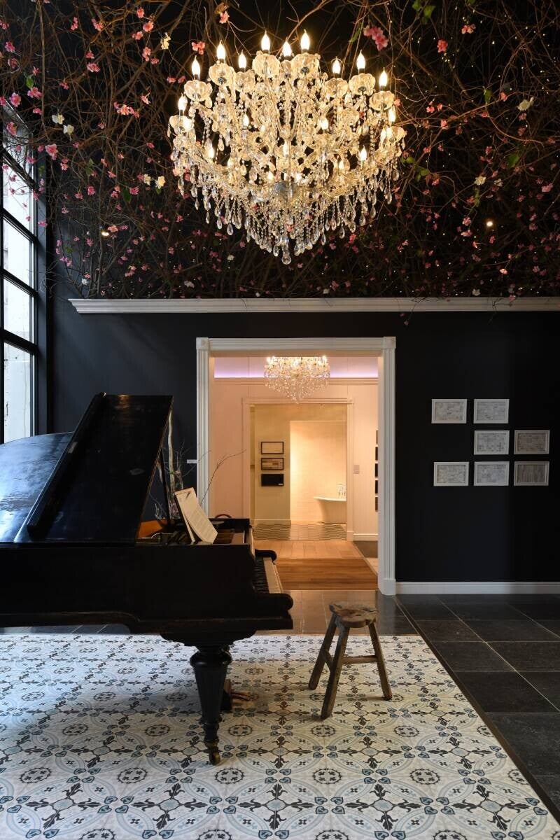 „Klassischer Kristall-Kronleuchter im Pianosalon – luxuriöse Museumstil-Beleuchtung.“ kronleuchterkristall.