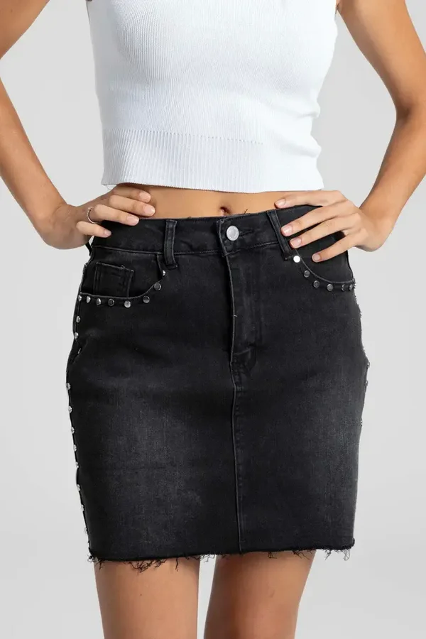 FALDA CORTA TACHUELAS