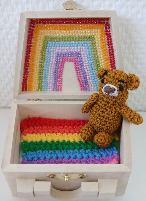 Gondas Creaties houten koffertje met klein beertje + kleedje