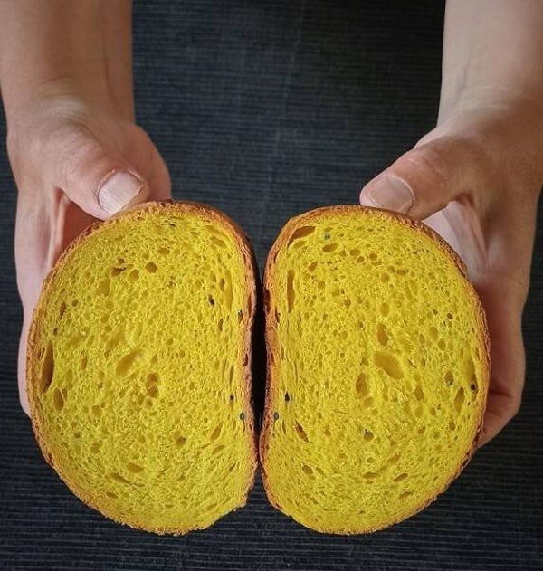 Kurkumabrood met nigellazaad (ingevroren)