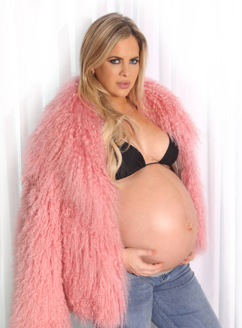 ALE MAGLIETTI FELIZMENTE BELLA  Y A PUNTO DE DAR A LUZ