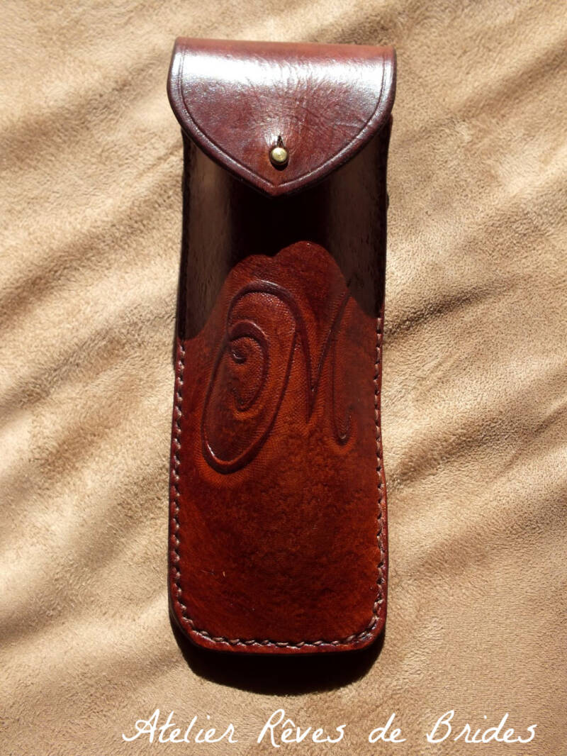 Etui à couteau personnalisé cuir repoussé