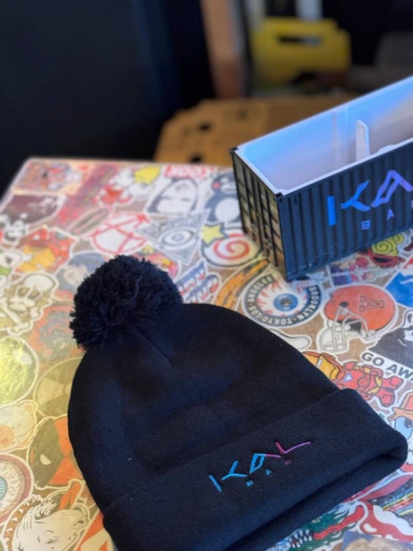 Bonnet noir Beanie avec pompon KAL BAR violet et bleu