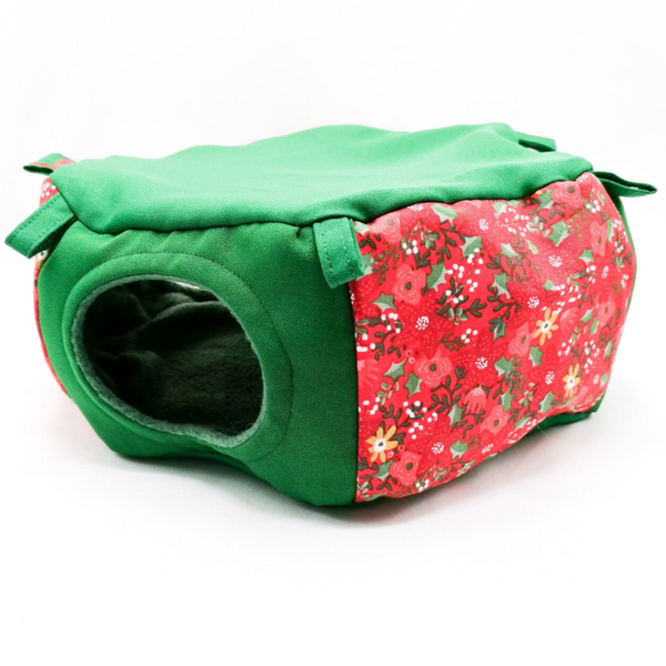 Zeskant huisje met 3 ingangen rood met kerst roos en hulst