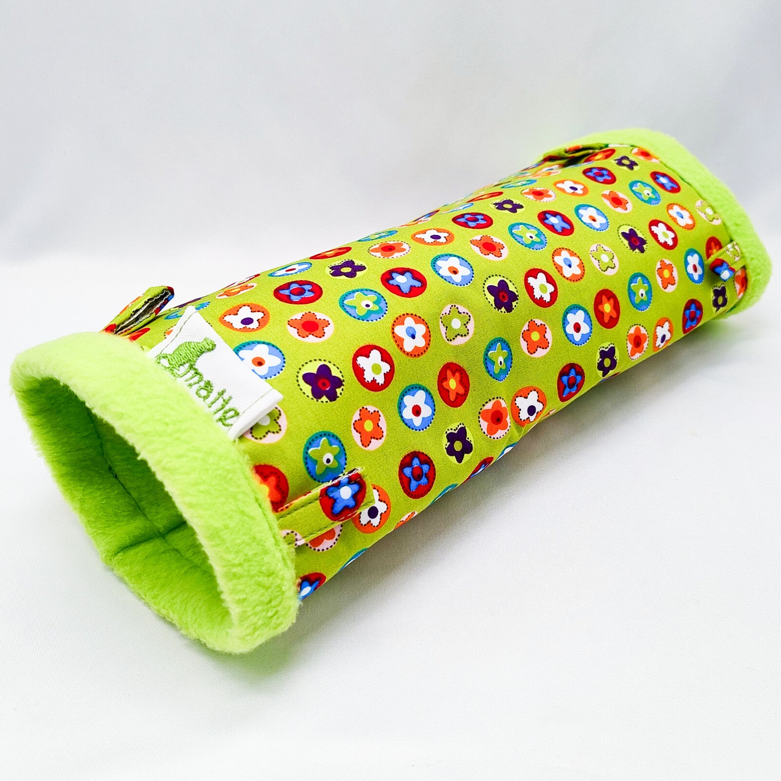 Tunnel groen met verschillende kleuren bloemetjes