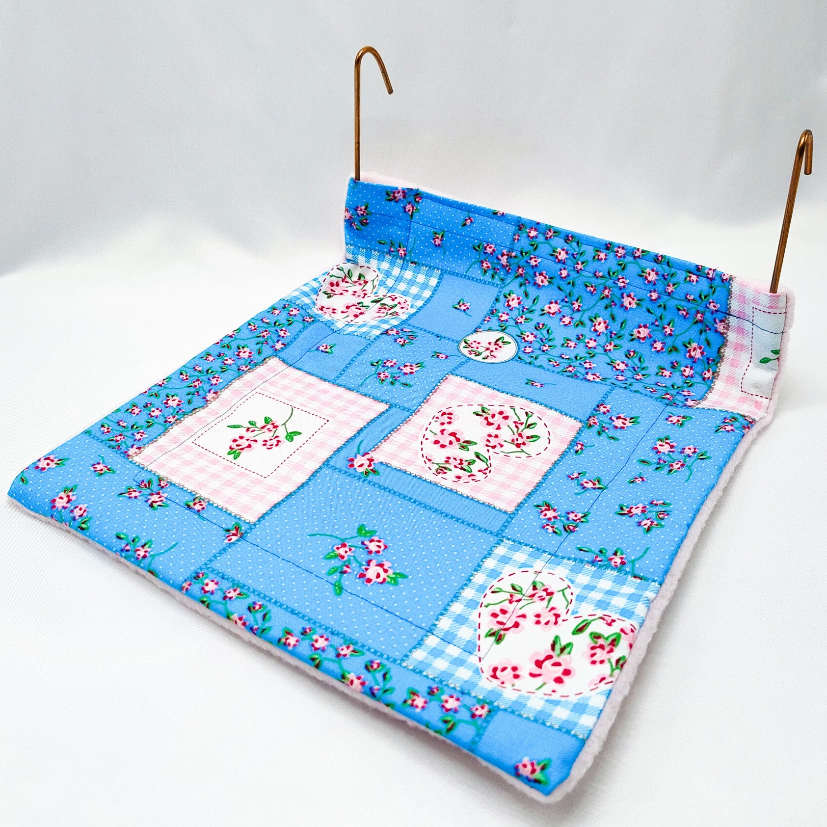 Radiator hangmatje blauwe vlakken met roze bloemen (zonder beugel)
