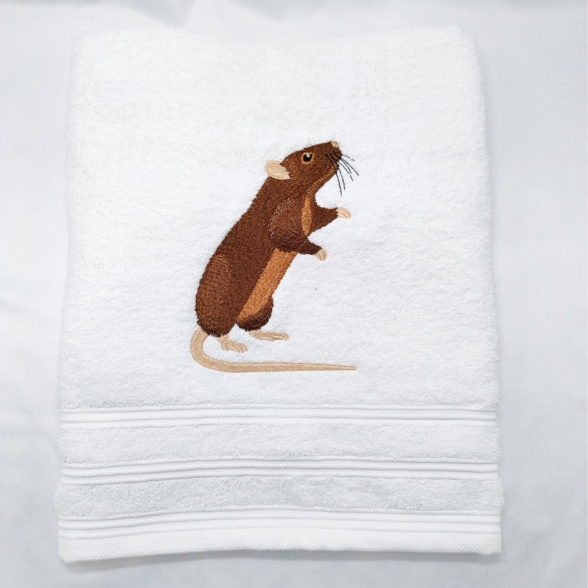Handdoek wit met bruine geborduurde rat