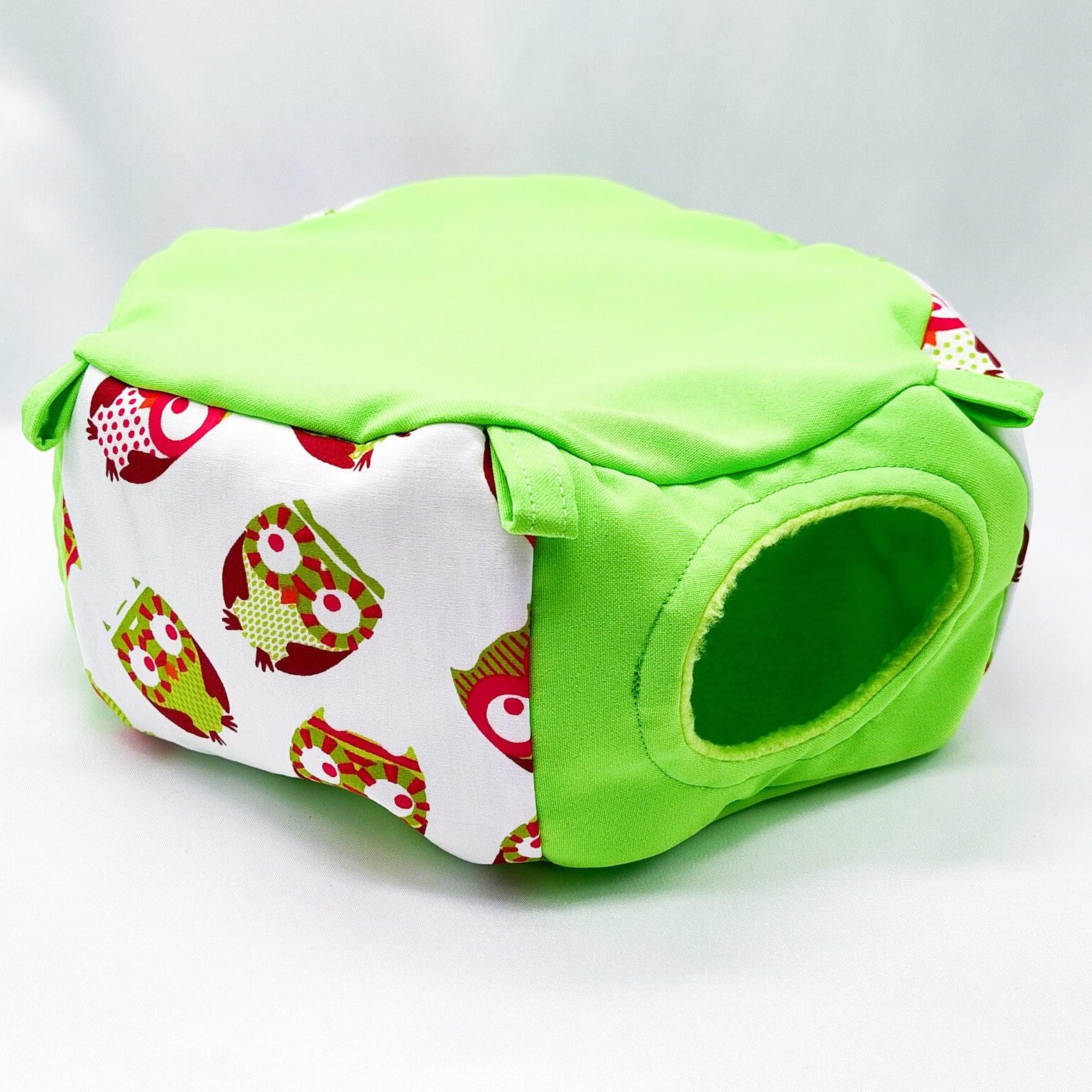 Zeskant huisje wit met uiltjes