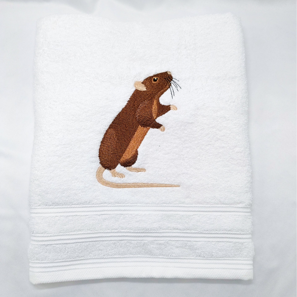 Handdoek wit met bruine geborduurde rat