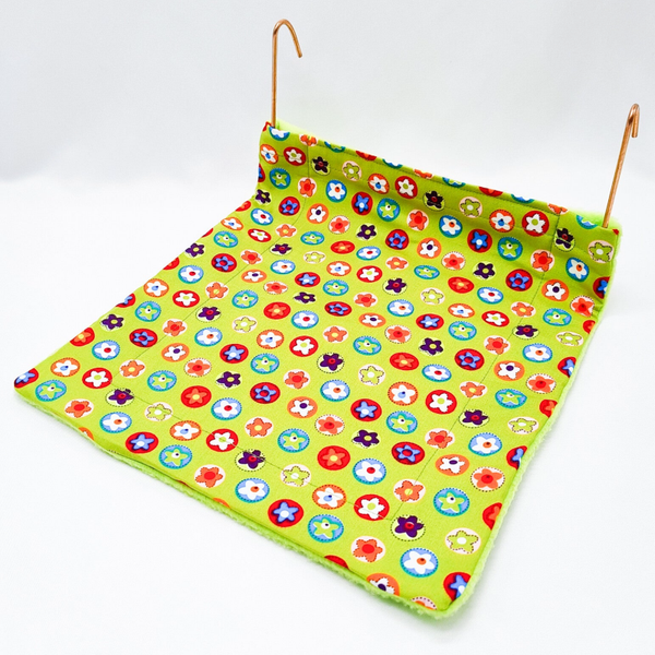 Radiator hangmatje groen met verschillende kleuren bloemetjes (zonder beugel)