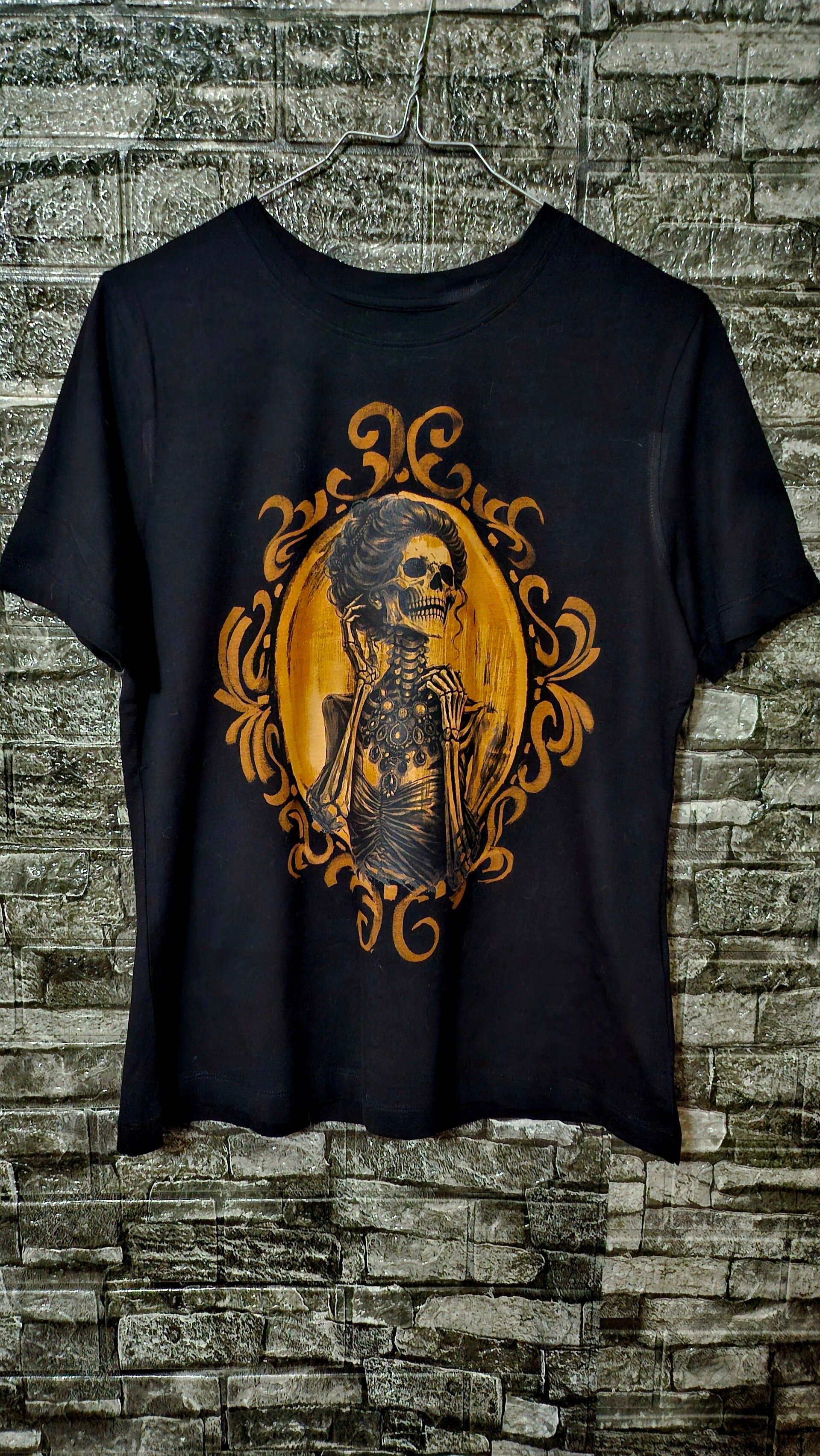 Camiseta negra parcialmente decolorada con lejía y pintada a mano 🎨🖤
