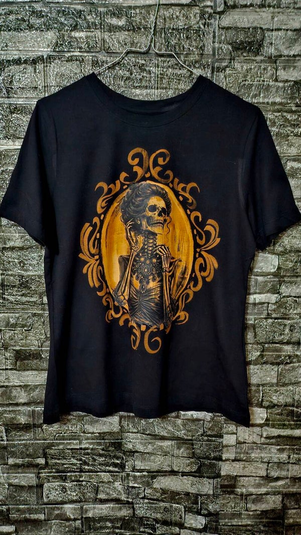 Camiseta negra parcialmente decolorada con lejía y pintada a mano 🎨🖤