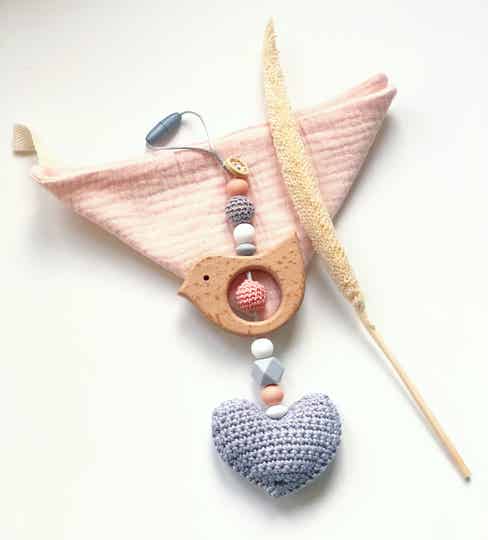 Korte hanger met vogel en hart