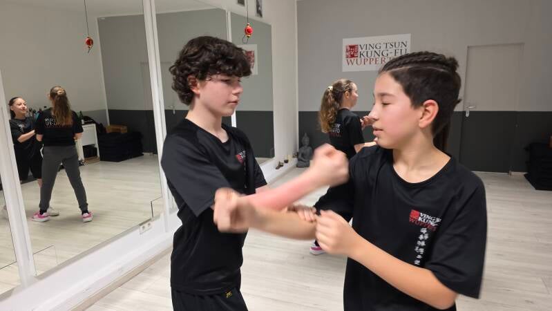 Zwei Jungs beim Partnertraining, Fokus auf Technik, Kung Fu Kinder Wuppertal