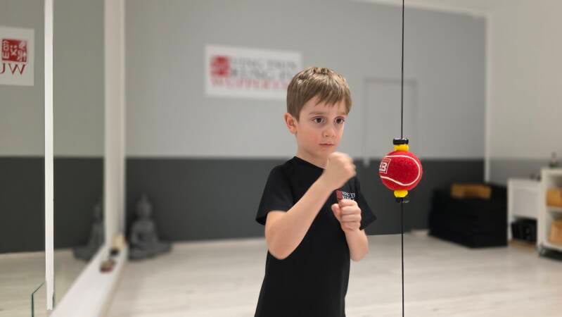 Kind trainiert Reaktion und Konzentration beim Ving Tsun Kindertraining in Wuppertal am Tennisball