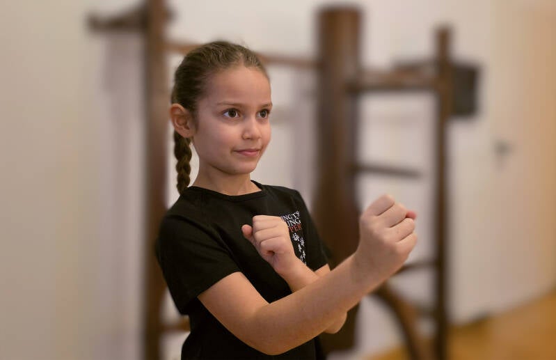 Kind trainiert Ving Tsun Kindertraining, Wuppertal-Ronsdorf, Holzpuppe im hintergrund