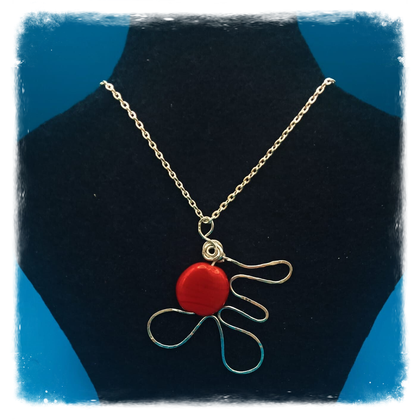 Pendentif en fil d'aluminium et perle