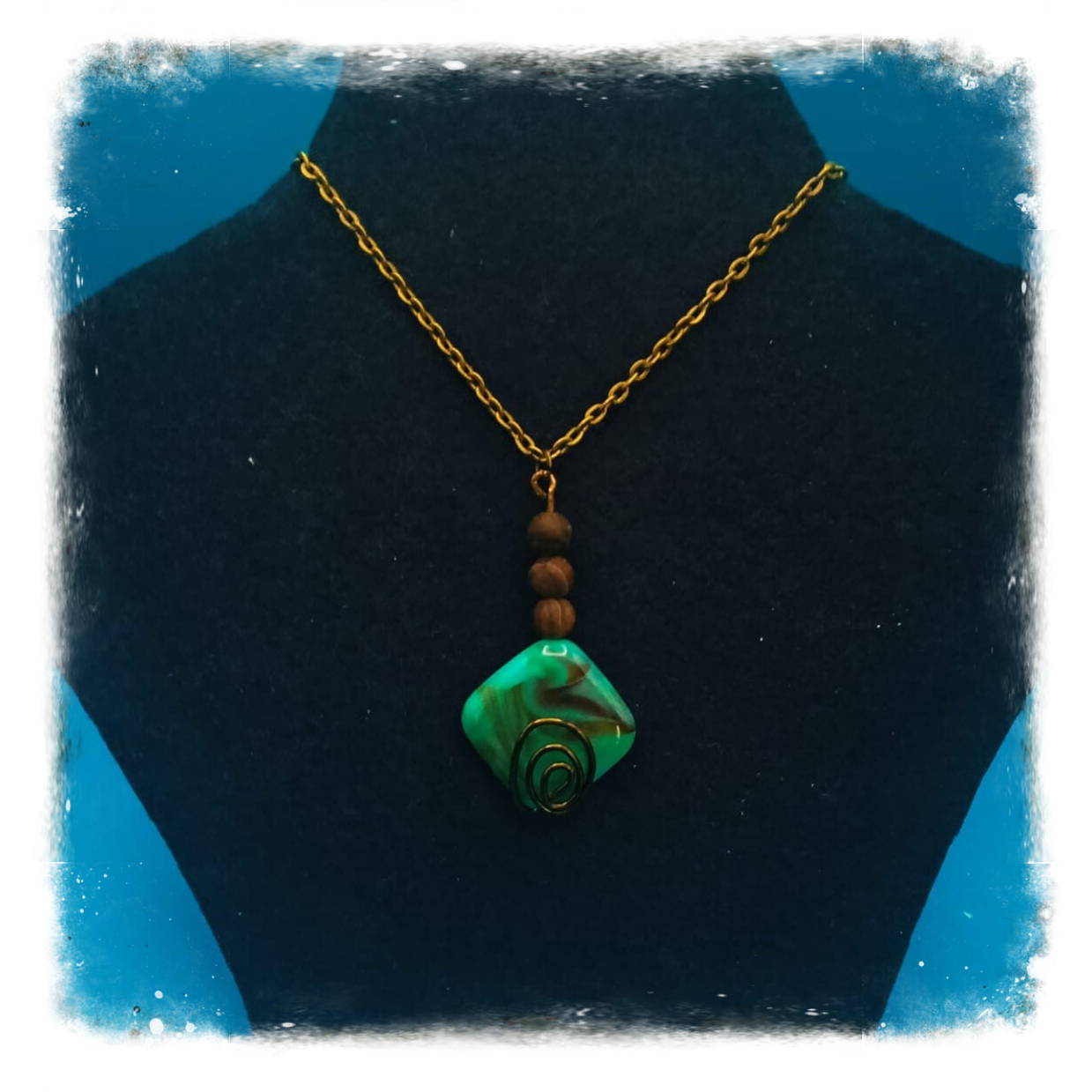 Pendentif en fil de cuivre et perles