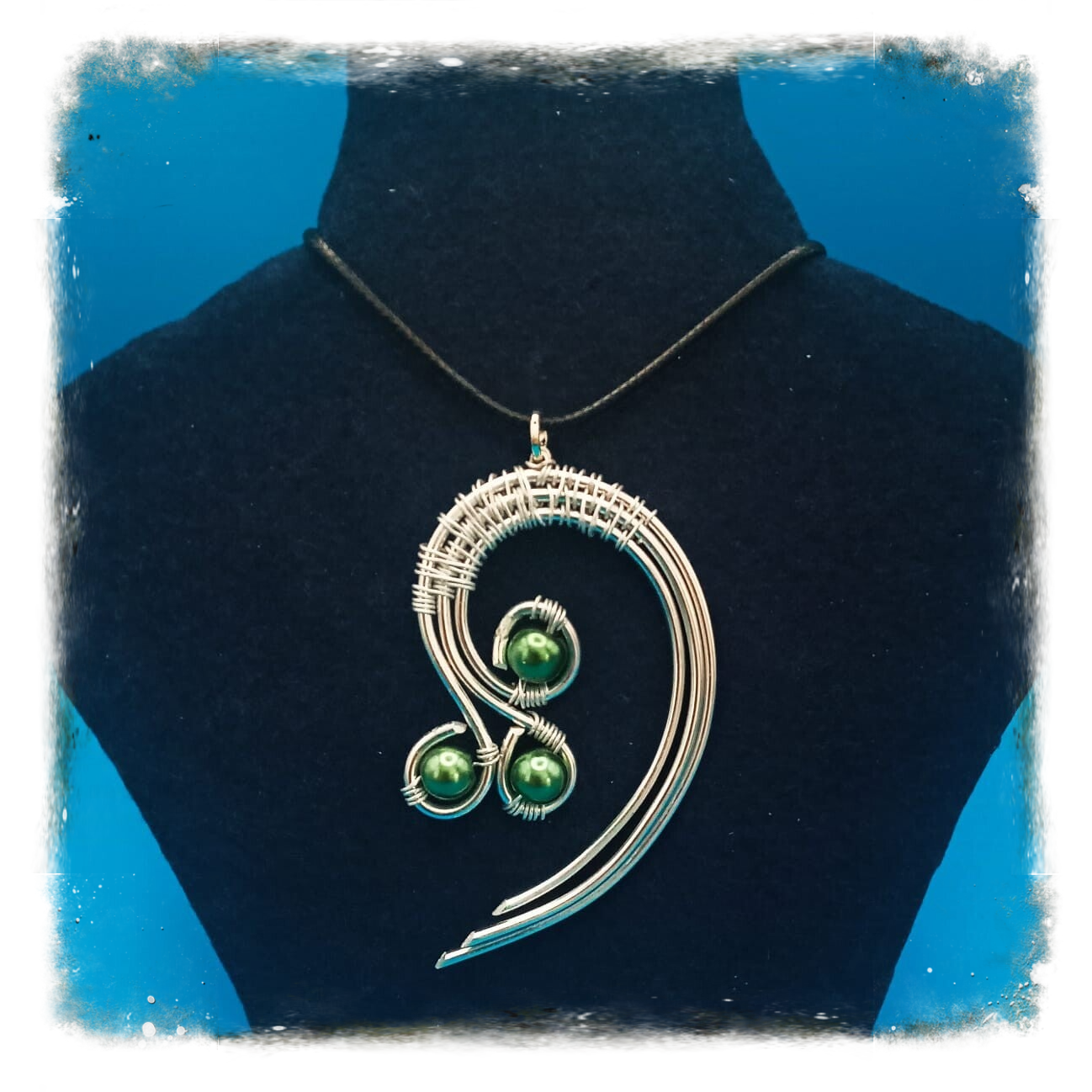 Pendentif en fil d'aluminium et perles