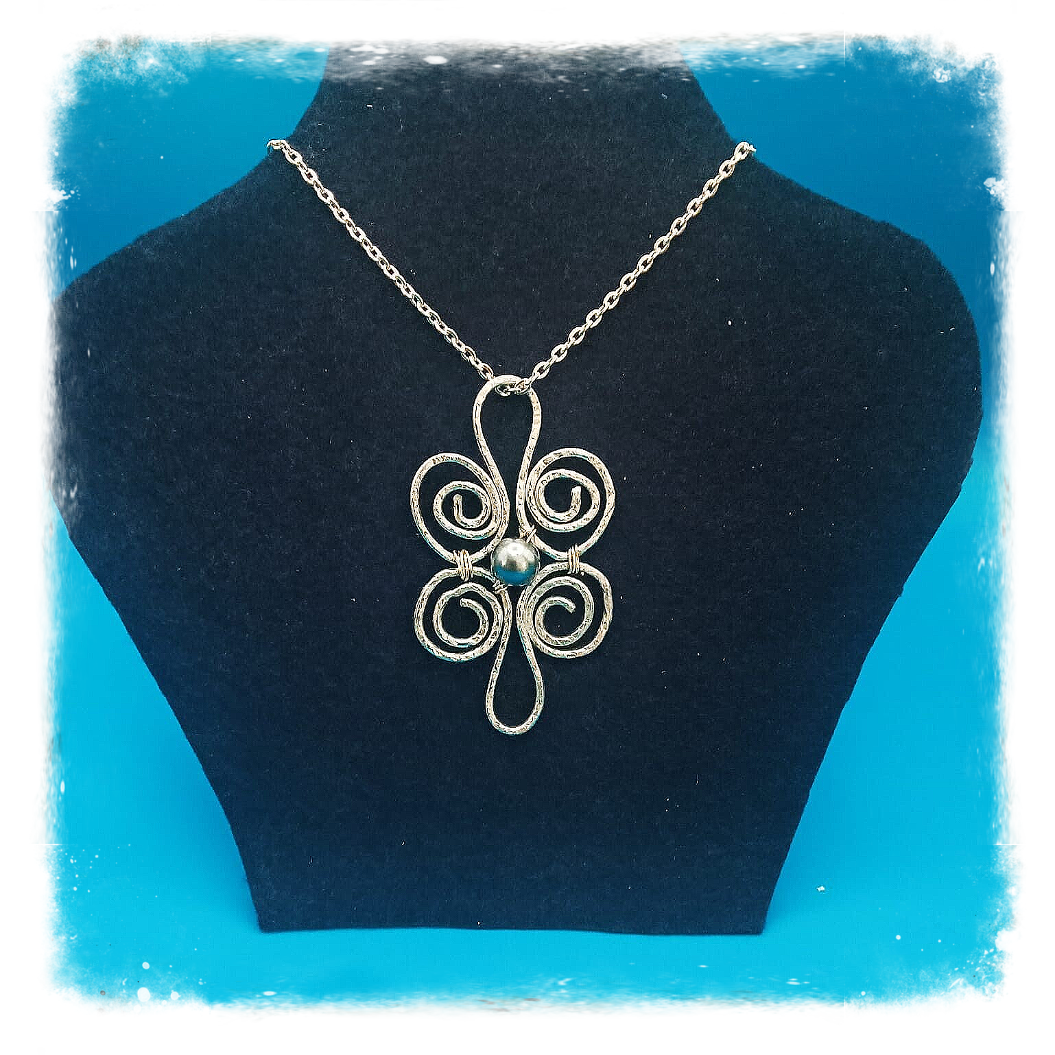 Pendentif en fil d'aluminum et perle