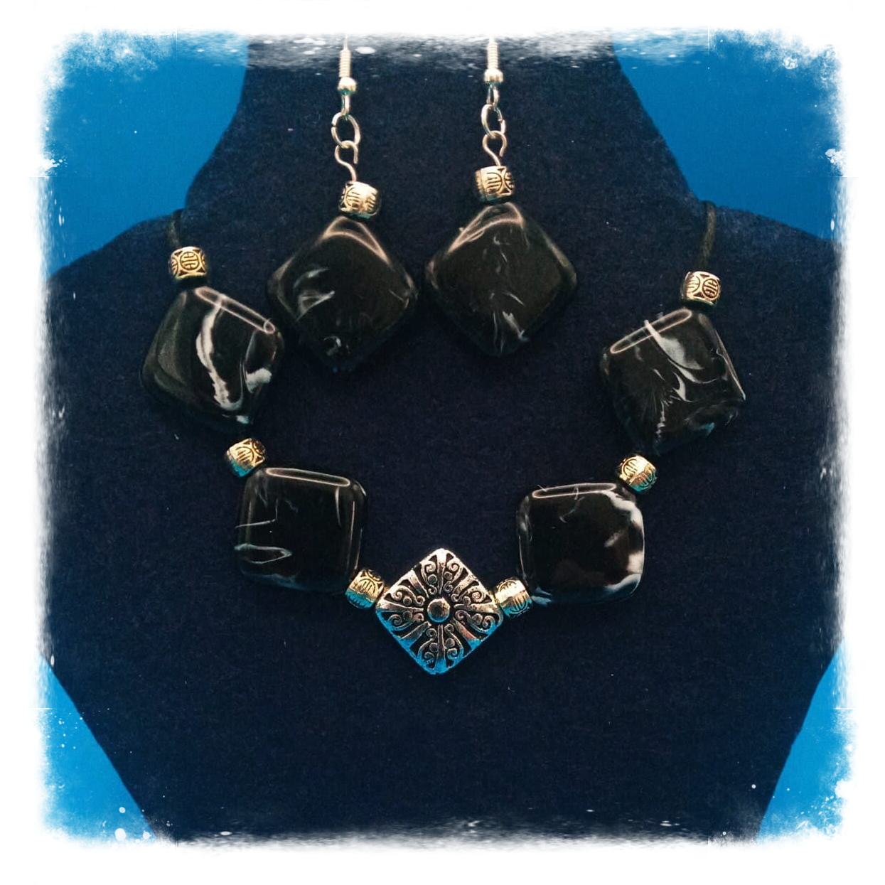 Parure de perles carrées noires marbrées de blanc