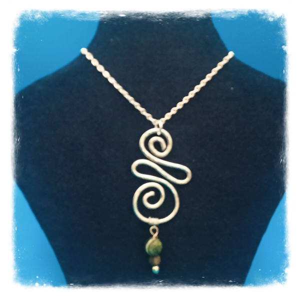 Pendentif en fil d'aluminium et perles