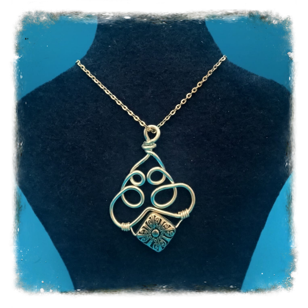 Pendentif en fil d'aluminium et perle