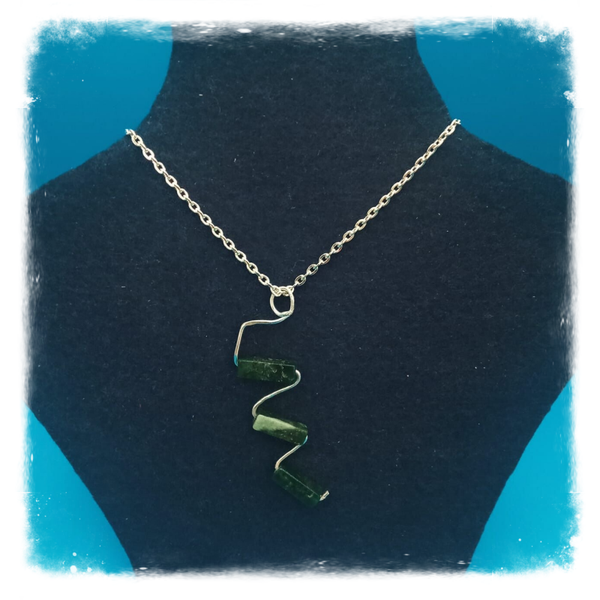 Pendentif en fil d'aluminium et perles