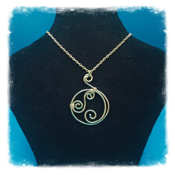 Pendentif en fil de cuivre