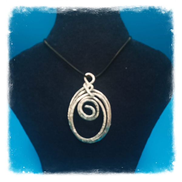 Pendentif en fil d'aluminium