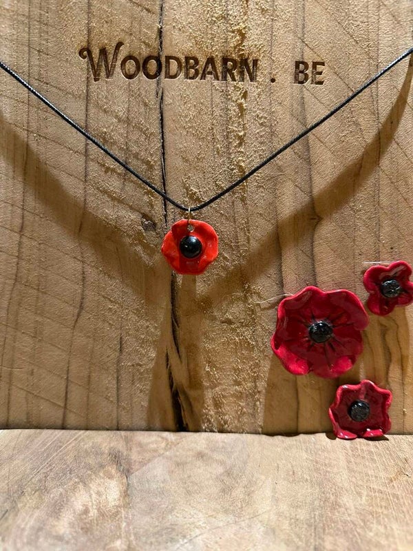 Hanger met leder strap 45cm moderne poppy uit ceramiek