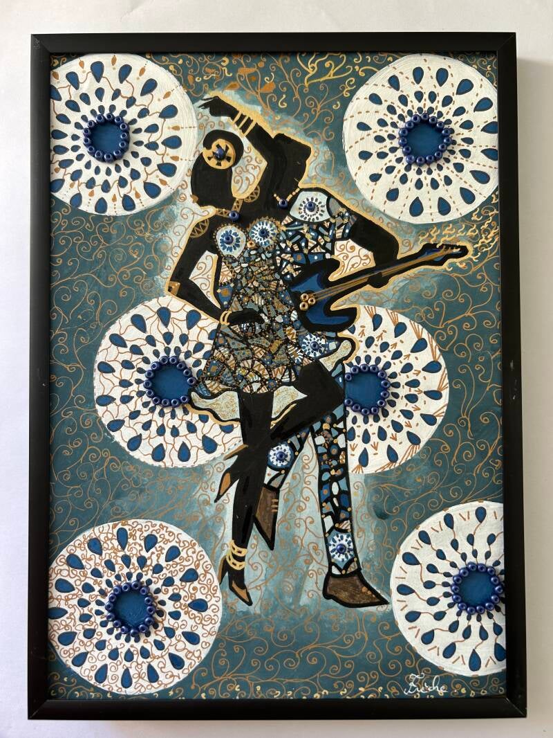 Illustration afro-contemporaine chic représentant un homme jouant de la guitare et une femme dansant sur les notes de la guitare sur fond bleu et arabesques dorés