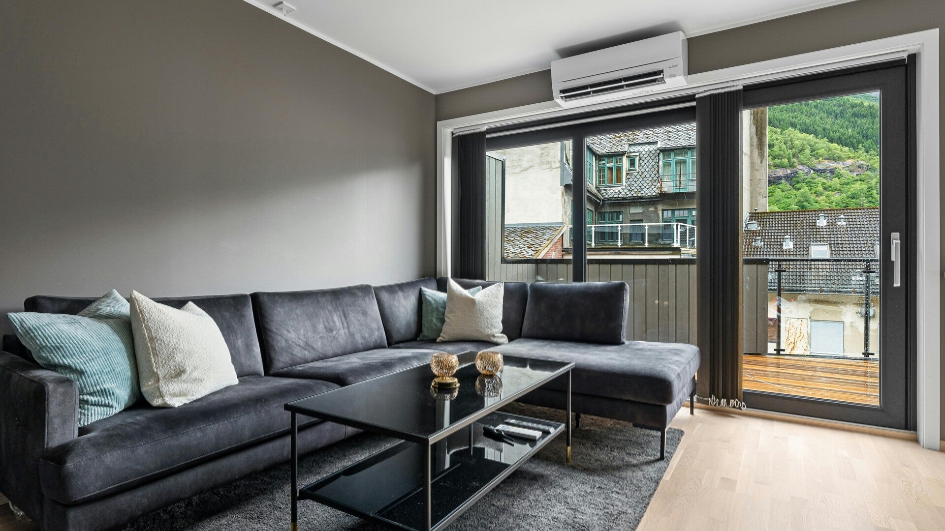 climatisation posée au mur dans un salon