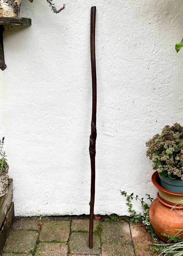 Donkerbruine stok met draaiing
