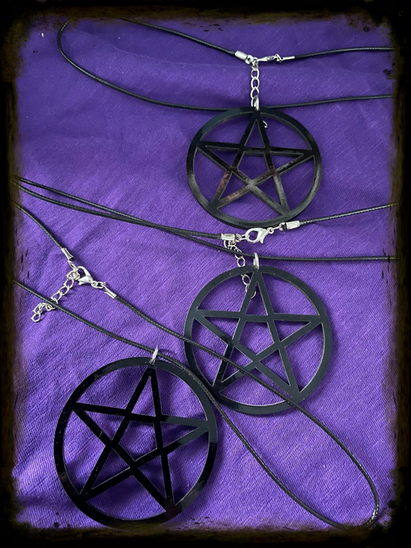 Pentagram aan koord , pentagram 6cm groot