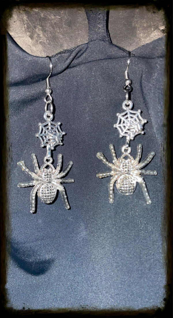 Spin met web oorbellen