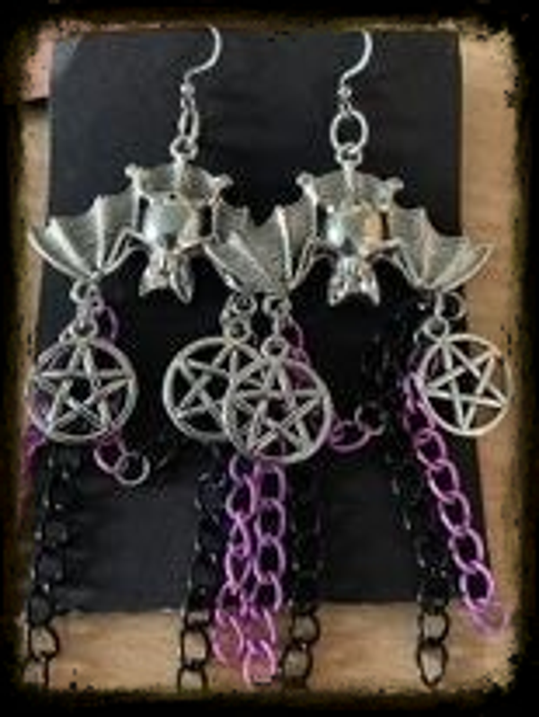 Omgekeerde vleermuis met paars zwarte keringen