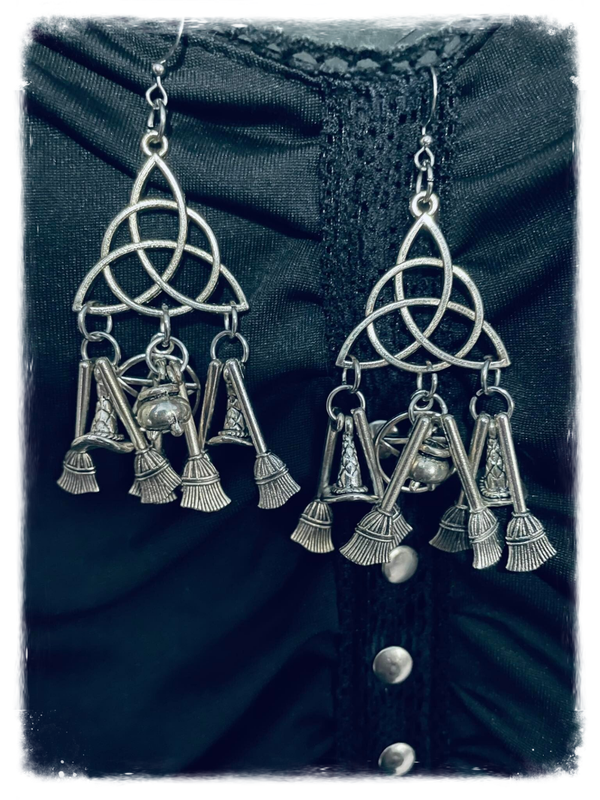 Triquetra met bezemstelen en ketel