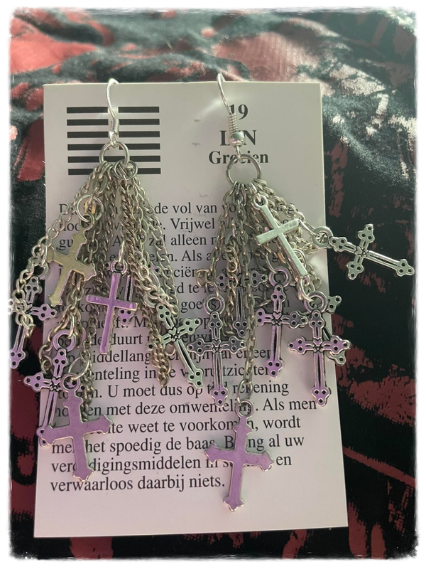 Oorbellen met kettingen en kruisjes