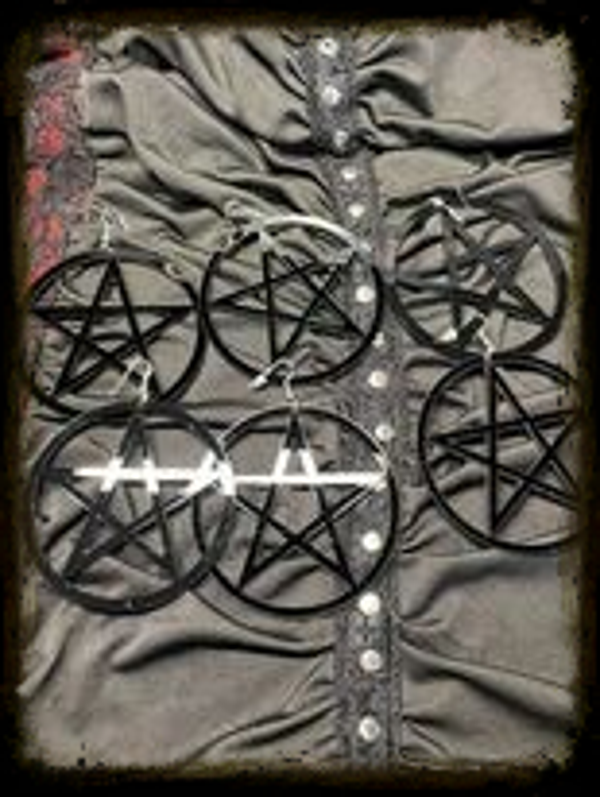 Pentagram oorbellen zwart groot (8 cm) 16,50€ word verkocht aan het paar