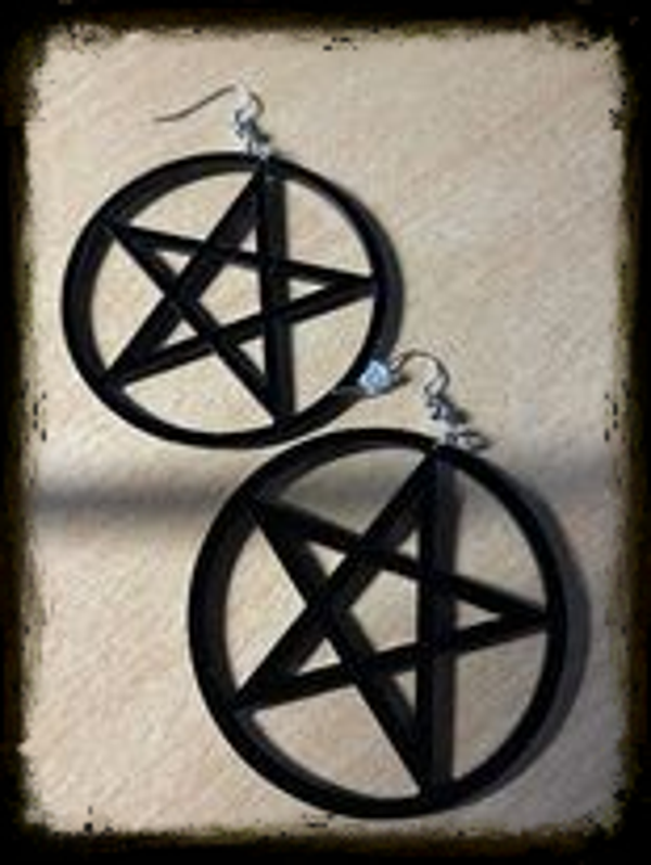 Pentagram oorbellen zwart klein (6 cm) word verkocht aan  16,50€ het paar