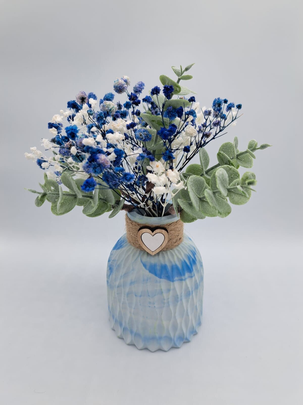 Gips Vase blau/weiss mit Trockenblumen