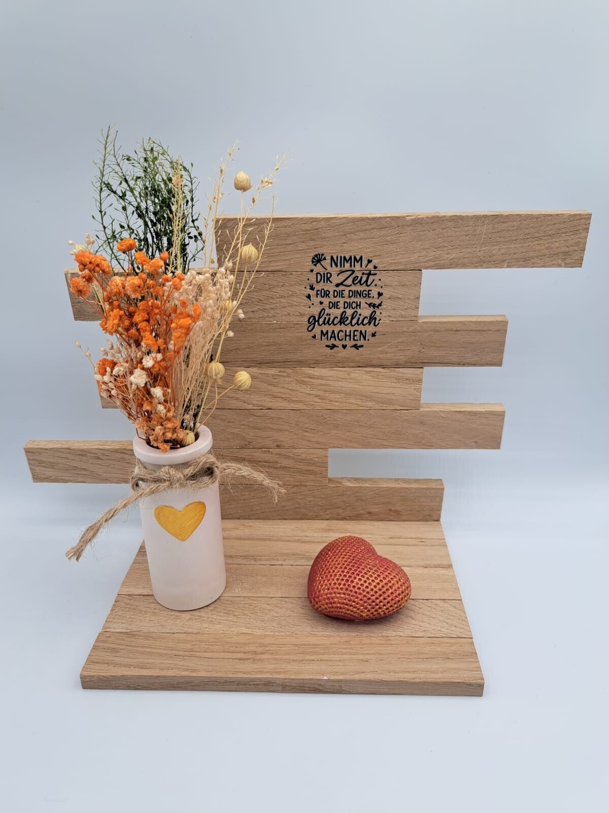 Hölzli mit Gips Vase und Trockenblumen