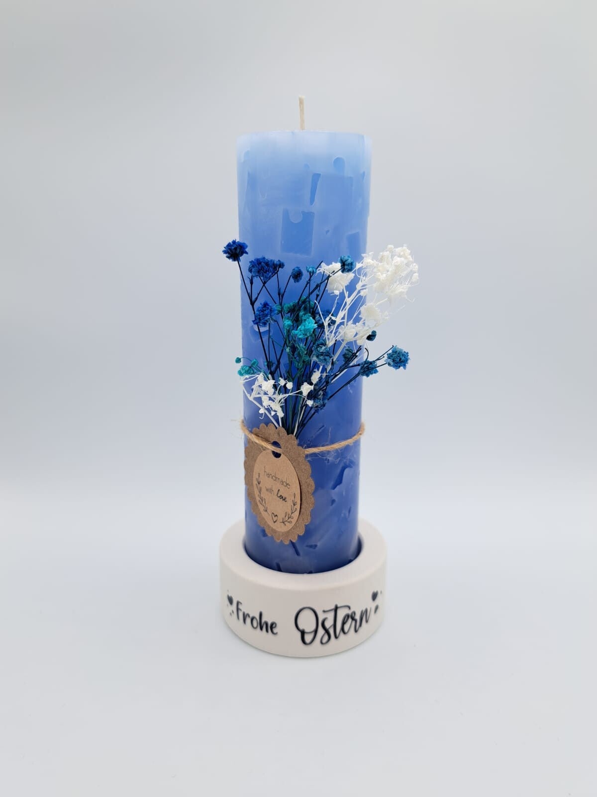 Kerze mit Gipsständer und Trockenblumen
