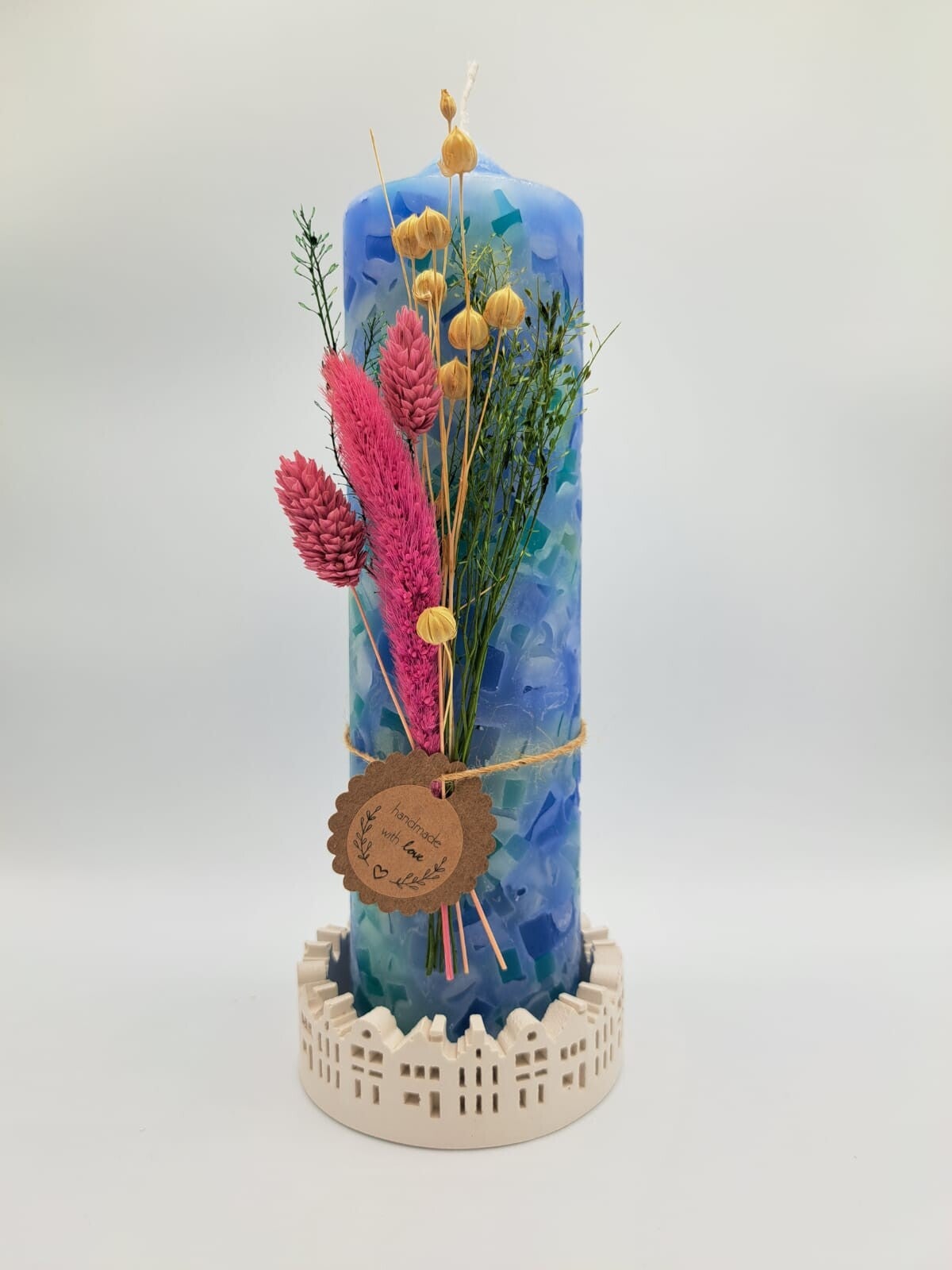 Grosse Kerze mit Gipsständer und Trockenblumen