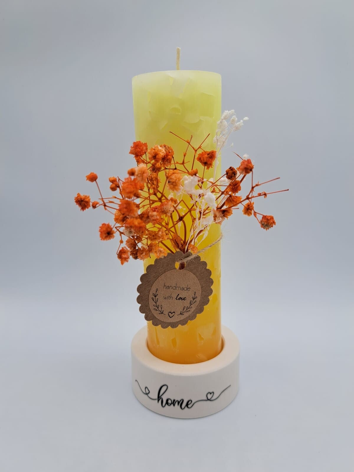 Mittelgrosse Kerze mit Gipsständer und Trockenblumen